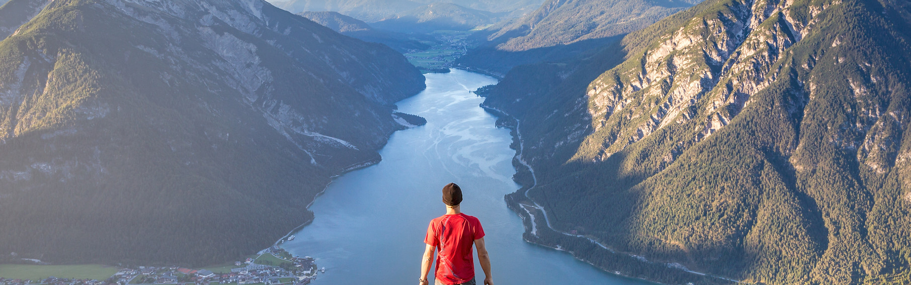 Vue de la montagne à la rivière