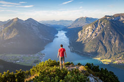 Vue de la montagne à la rivière