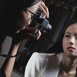 Eine Frau fotografiert ein weibliches Model.