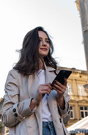 Femme avec son téléphone