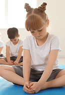Niños en clase de yoga