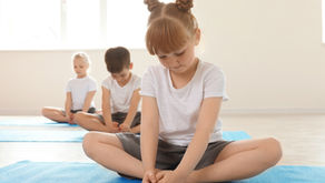 Le yoga aide les enfants à canaliser et gérer leurs émotions leurs sentiments et leurs énergies.