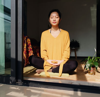 Femme méditant paisiblement après une séance à distance, incarnant calme et connexion intérieure.
