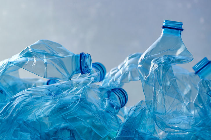 Bottiglie di plastica accartocciate