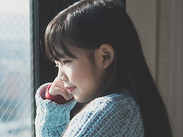 窓のそばで考え事