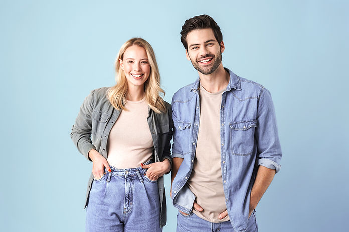 Casal sorridente e descontraído