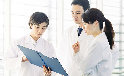 Médicos analisando arquivo