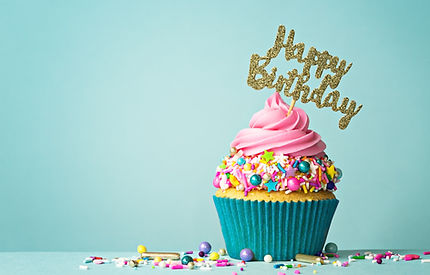Geburtstags-Cupcake mit Streuseln