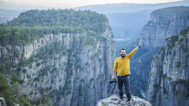 Posieren auf der Spitze der Klippe