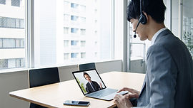 Pessoa usando fone de ouvido para videochamada