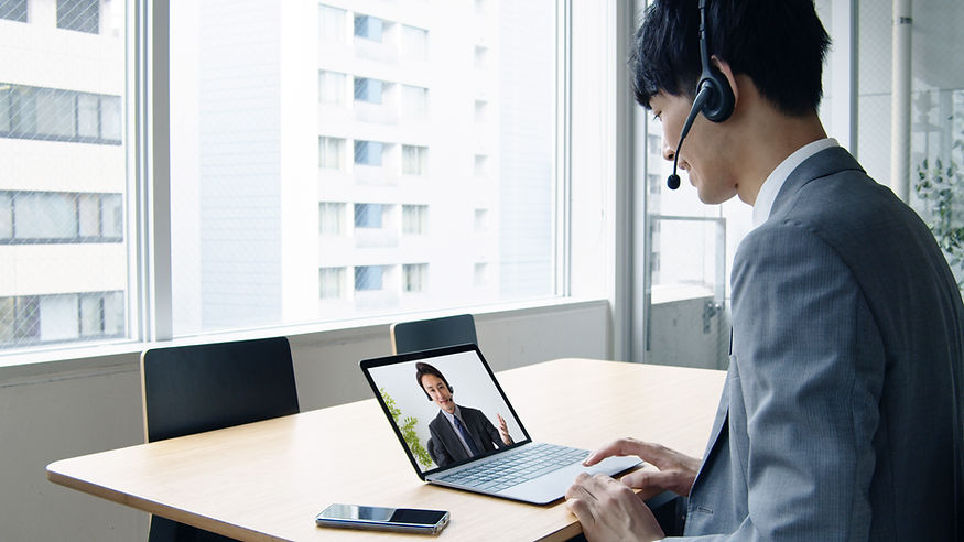 Görüntülü Görüşme İçin Kulaklık Takan Kişi