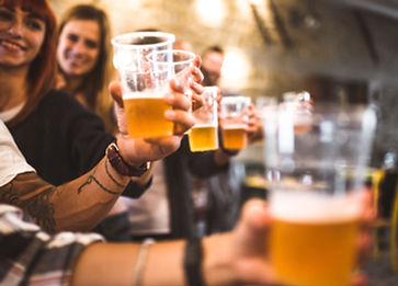 Brindis grupal con cerveza