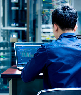 Empleado masculino buscando datos en un PC portátil