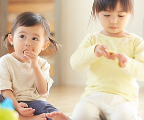 おやつを食べる子供