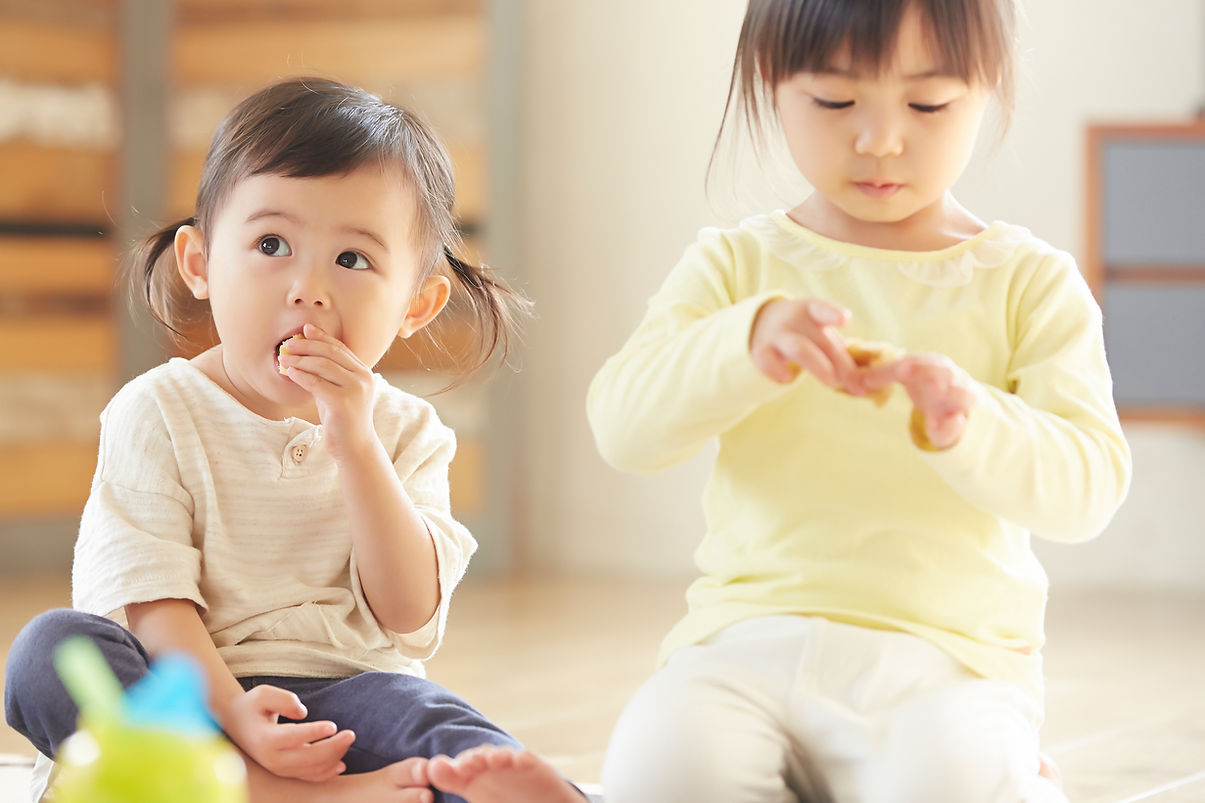 おやつを食べる子供