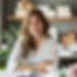 Donna sorridente all'interno