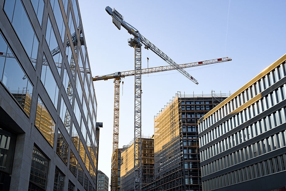 Kräne mit Gebäuden