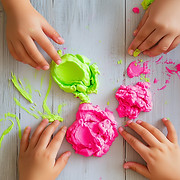 Bambini che giocano con l'argilla