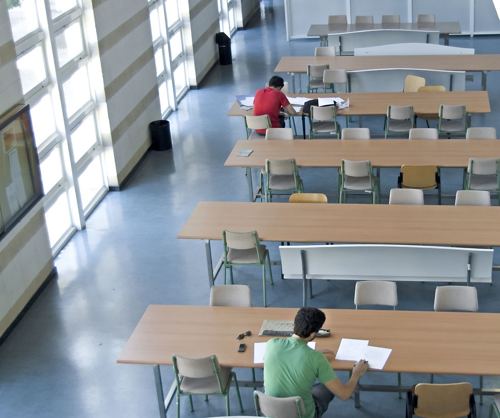 Studiensaal mit Tischen