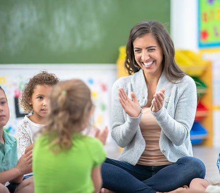 מורה שמלמדת תלמידים