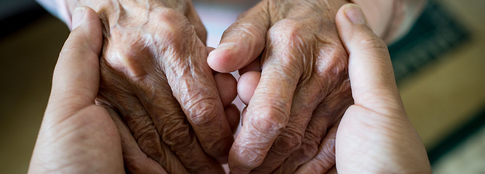 Jonge handen houden oude handen vast