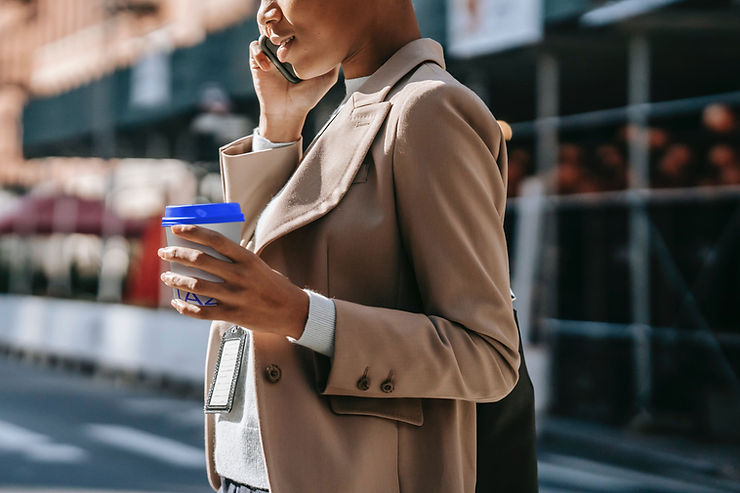 Cómo Hablar por Teléfono en Francés en un Contexto Empresarial 1 mujer haciendo una llamada de teléfono