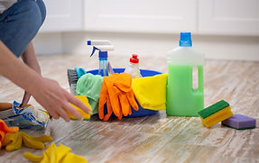Mujer con productos de limpieza