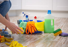 Mujer con productos de limpieza