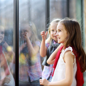 Vertrauen, Hingabe und Neubeginn – zwei Mädchen bei weichem Tageslicht