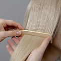 Kämmen von blondem Haar