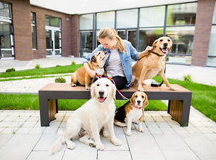 毛皮のような友達を持つ女性