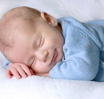 Bébé qui sourit en dormant