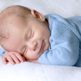 Bébé qui sourit en dormant