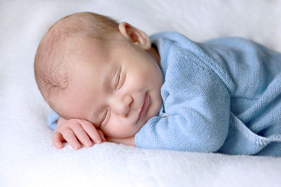 Bébé qui sourit en dormant