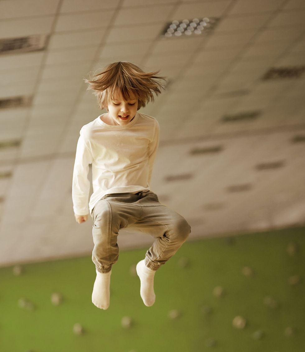 Niño saltando en interiores