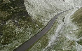 Cycliste sur une route de montagne