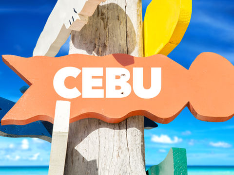 ビーチにCEBUと書かれた看板