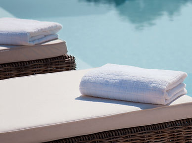 Aménagement extérieur d’hôtel avec mobilier haut de gamme façonné par des artisans marocains, conçu pour créer un espace confortable, élégant et parfaitement adapté aux environnements outdoor.