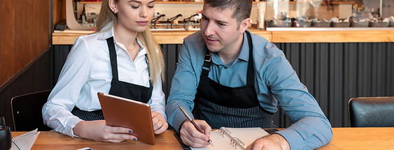 La autoestima sólida no nace, se construye.
No es “sentirse bien” todo el tiempo, sino reconocerse con dignidad y valor incluso en la imperfección.
El texto enseña que la autoestima se compone de dos pilares (según Nathaniel Branden):
Competencia personal – la confianza en la propia capacidad para actuar.
Valía personal – el sentido de merecimiento y amor hacia uno mismo.
Cuando se edifica desde la herida, la autoestima se vuelve frágil, dependiente y ansiosa; pero cuando se construye desde la conciencia y la verdad interior, se vuelve sólida, libre y amorosa.
1️⃣ Autoestima adquirida vs. autoestima construida
Autoestima adquirida: surge de las experiencias infantiles. Es el reflejo emocional de lo que los padres, maestros o cuidadores transmitieron.
Si hubo amor y validación, el autoconcepto será positivo; si hubo crítica o abandono, quedará herido.
En la adultez, muchos siguen escuchando esas voces ajenas como si fueran propias.
Autoestima construida: se forja conscientemente, mediante autoconocimiento, autocuidado y autoaceptación.
Supone cuestionar creencias heredadas y tratarse con respeto cada día.
Como dice Brené Brown: “La autenticidad es dejar de lado quién creemos que debemos ser y abrazar quiénes somos.”
El proceso de reconstruir la autoestima implica crisis, incomodidad y valentía, pero también libertad interior: pasar de buscar aprobación a darse aprobación.
2️⃣ Creencias limitantes sobre el propio valor
Las creencias limitantes son ideas inconscientes que determinan cómo nos percibimos:
“No soy suficiente”, “Tengo que ser perfecto para ser amado”, “Mi valor depende de lo que los demás piensen de mí”.
Estas creencias nacen de heridas emocionales (rechazo, humillación, abandono) y se consolidan como “verdades internas”.
Transformarlas requiere conciencia y reeducación mental:
Sustituir “si no soy perfecto, no valgo” por “mi valor nace de mi autenticidad y mi crecimiento”.
Con la práctica, este cambio genera un nuevo terreno emocional donde la autoestima se alimenta desde adentro, no desde la mirada ajena.
3️⃣ Cómo me autoevalúo y me trato
El autodiálogo (cómo te hablas a ti mismo) revela tu nivel de amor propio.
Muchos se tratan con crueldad o juicio porque aprendieron a motivarse desde el castigo.
Esto activa el sistema del estrés (amígdala y cortisol) y debilita la salud mental y física.
Por el contrario, el lenguaje compasivo genera calma y seguridad.
Ejemplo de cambio de diálogo:
De “¿qué hice mal otra vez?” → a “¿qué necesito entender de mí en esto?”.
De “nunca lo logro” → a “esta vez fue difícil, pero sigo avanzando”.
Cambiar la voz interior es una forma de sanación emocional profunda.
4️⃣ Comparación, autoexigencia y perfeccionismo
La comparación constante y el perfeccionismo son enemigos silenciosos de la autoestima.
Vivimos comparándonos con versiones editadas de otros (especialmente en redes sociales), generando sensación de insuficiencia.
El perfeccionismo no es excelencia, es miedo: miedo a fallar, a no ser amado, a decepcionar.
Según Brené Brown, “el perfeccionismo es un escudo de veinte toneladas que creemos que nos protege, cuando en realidad nos impide volar.”
Superarlo implica redefinir el valor personal no por logros, sino por autenticidad.
Cada persona tiene su ritmo, su historia y su proceso, y respetarlo es un acto de amor propio.
5️⃣ Reconocer mis fortalezas
Reconocer las propias fortalezas no es egocentrismo, es conciencia.
Muchas personas crecieron en entornos donde brillar era castigado o visto como soberbia, por eso se enfocan solo en sus defectos.
Sin embargo, la psicología positiva (Seligman) demuestra que identificar fortalezas aumenta el bienestar y el sentido de vida.
Ejercicio sugerido: escribir una lista de virtudes, aprendizajes y capacidades.
Esto activa rutas neuronales que refuerzan la autovaloración.
Reconocer lo bueno en uno mismo no niega las áreas de mejora, simplemente equilibra la mirada interna.
6️⃣ El autoconcepto realista y amoroso
El autoconcepto es la historia que nos contamos sobre quiénes somos.
Cuando está herido, se basa en errores y etiquetas ajenas (“soy débil”, “soy un fracaso”).
Cuando es saludable, integra tanto la luz como la sombra.
Carl Rogers enseñó que el crecimiento ocurre cuando nuestro yo real se acerca a nuestro yo ideal, mediante la aceptación incondicional.
“Tengo heridas y defectos, pero también luz, capacidades y valor. No soy mi pasado.”
Construir un autoconcepto amoroso es aceptar la verdad sin condenarse, reconociendo la propia dignidad.
7️⃣ Celebrar mis logros sin vergüenza
Muchos sienten culpa al celebrar sus logros, como si hacerlo fuera soberbia.
Pero reconocer los avances es una necesidad emocional y biológica: activa la dopamina, refuerza la confianza y motiva a seguir creciendo.
Celebrar no es presumir, es agradecer el esfuerzo.
Ejemplo práctico: escribir cada día un pequeño logro y reconocerlo conscientemente.
Este gesto envía al inconsciente el mensaje: “Yo valgo. Yo puedo. Mi camino merece ser honrado.”
🌻 Conclusión
Construir una autoestima sólida es un proceso profundo de sanación interior.
No se trata de sentir seguridad total, sino de sostenerse con amor y respeto incluso en la vulnerabilidad.
Implica desaprender creencias, cambiar el diálogo interno, reconocer fortalezas y celebrar los avances.
La autoestima sana es el hogar interior donde uno aprende a ser su propio refugio.
No hay crecimiento emocional sin amor propio.
Y no hay amor propio sin la decisión de verse con los ojos de la verdad y la compasión.
“No eres lo que te dañó, eres quien decide cómo reconstruirse.”