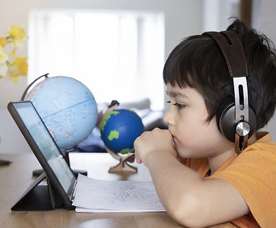 Enfant étudiant en ligne