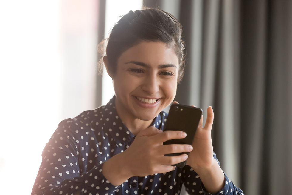 Mujer enviando mensaje por whatsapp