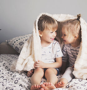 Bambini con coperta