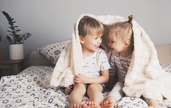 Bambini con coperta