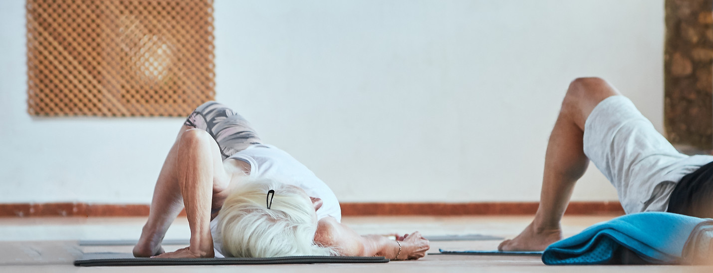 Yin Yoga Übung zur Dehnung und Entspannung im Studio in Stuttgart