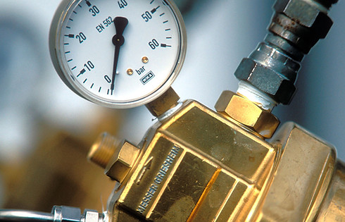 Compressed air pressure valve