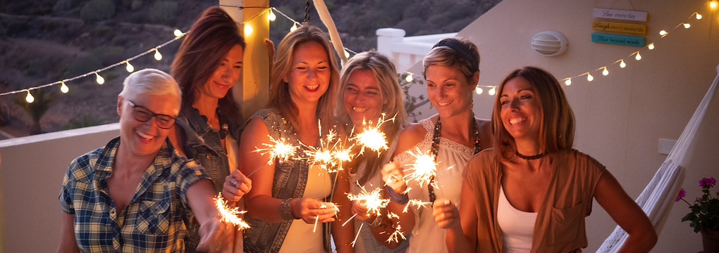 Frauen mit Wunderkerzen