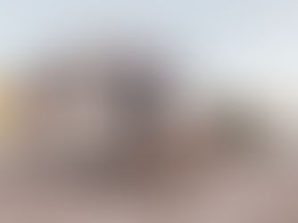 Herbstzeit. Senior mit Wohnmobil