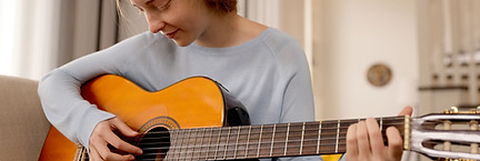 Practicando guitarra