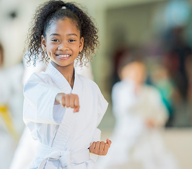 Ragazza che si allena a karate