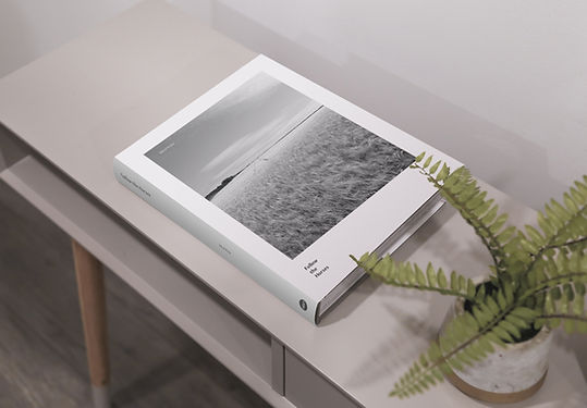 Livro sobre a mesa